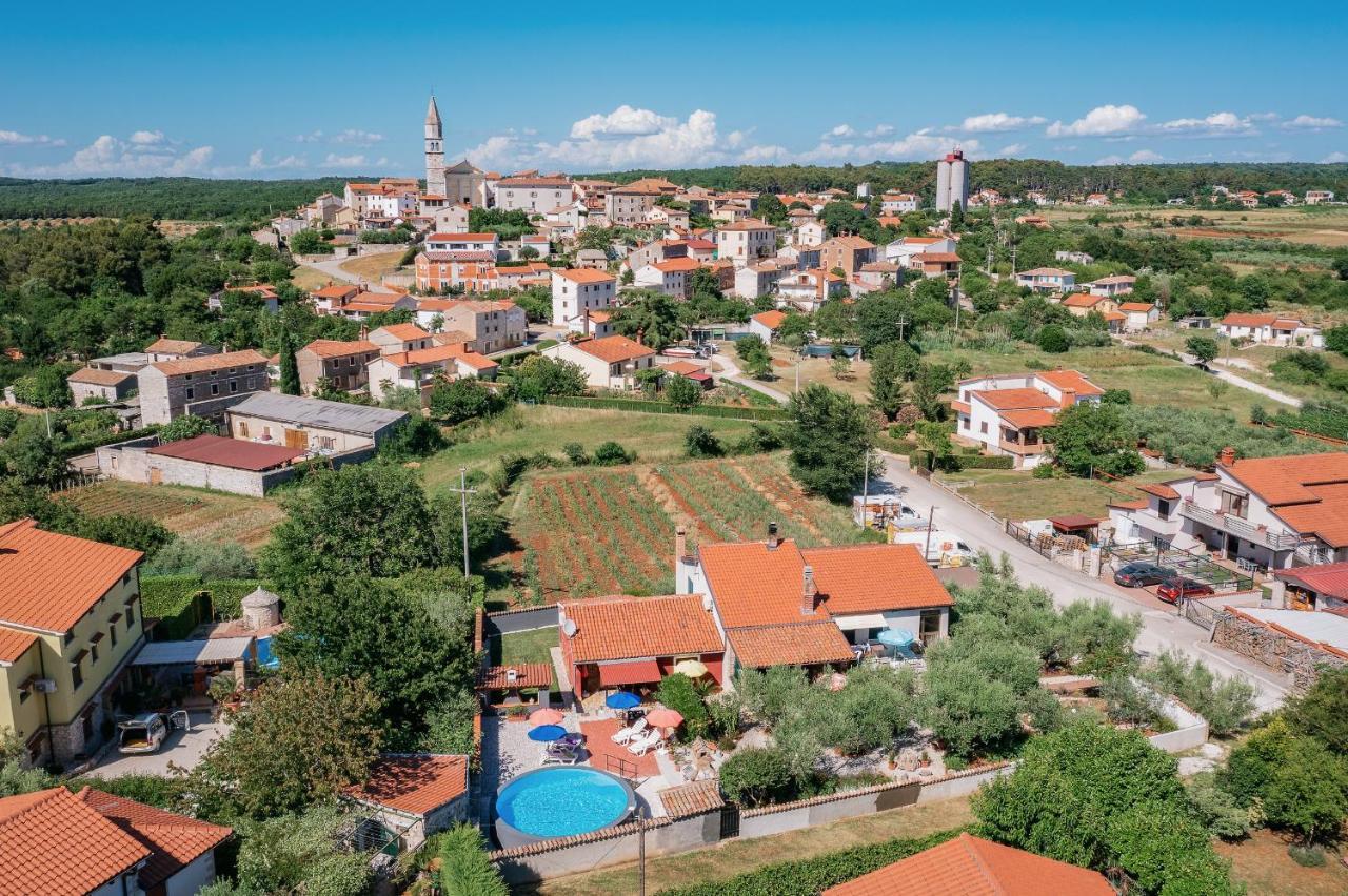 Apartment With Pool Višnjan Zewnętrze zdjęcie