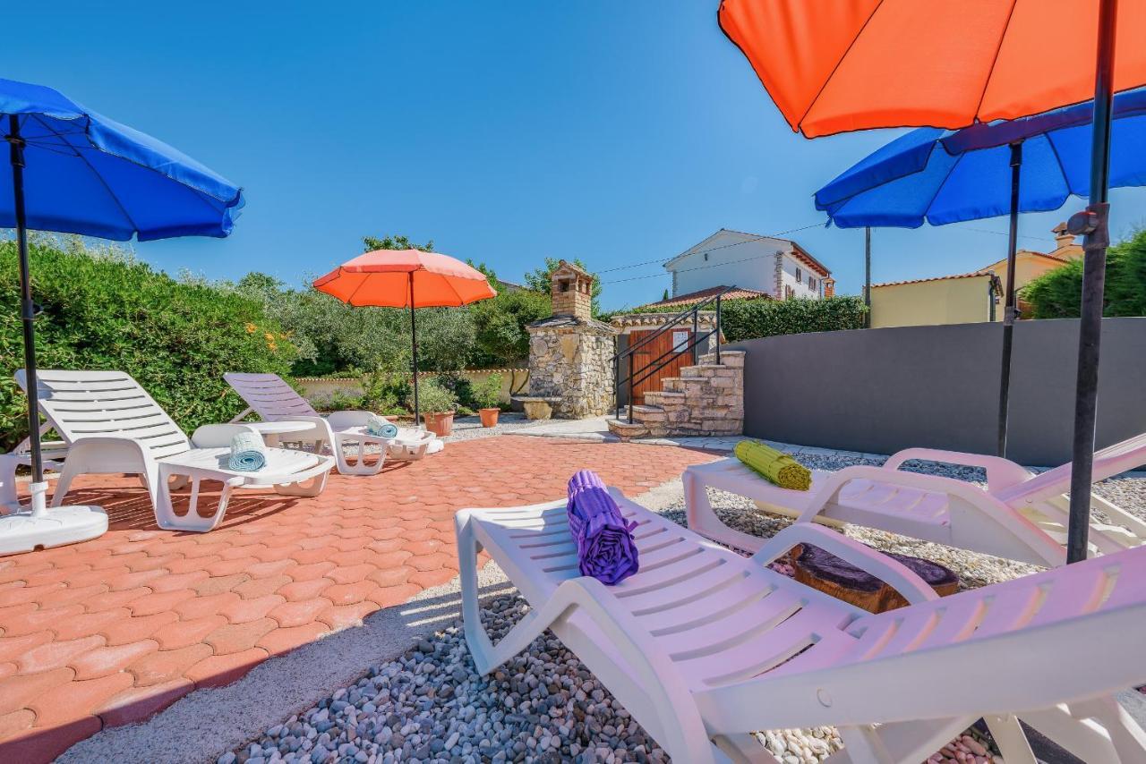Apartment With Pool Višnjan Zewnętrze zdjęcie