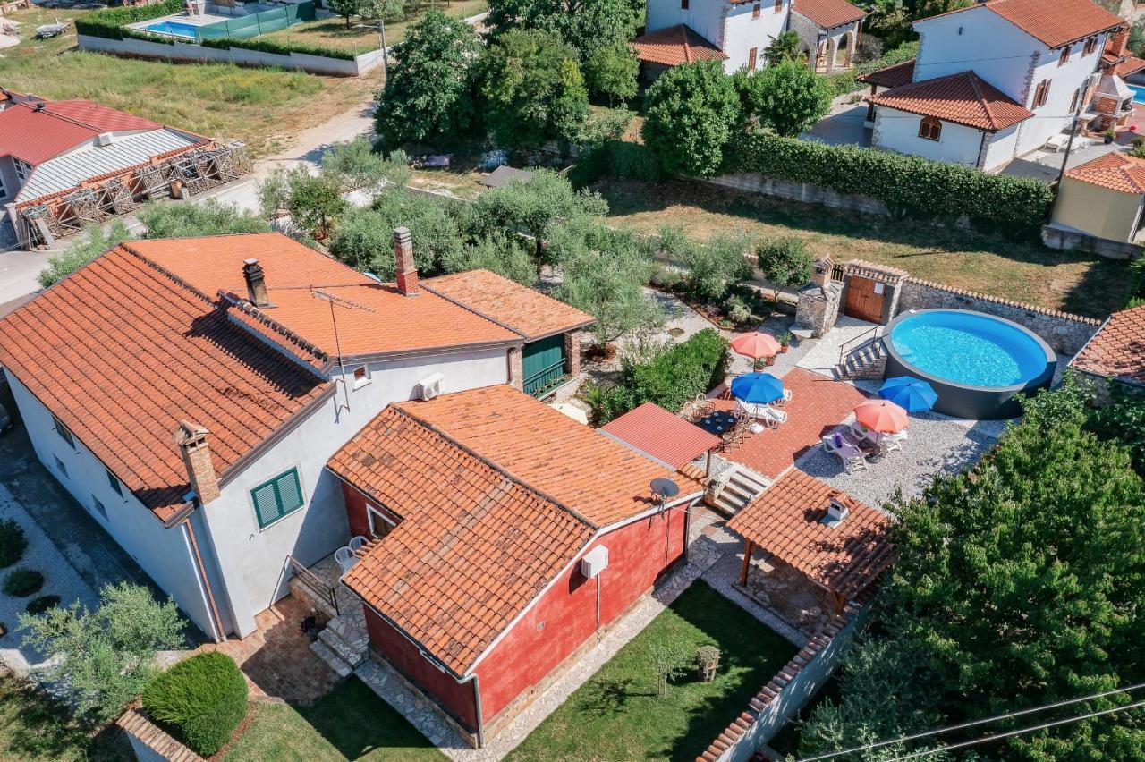 Apartment With Pool Višnjan Zewnętrze zdjęcie