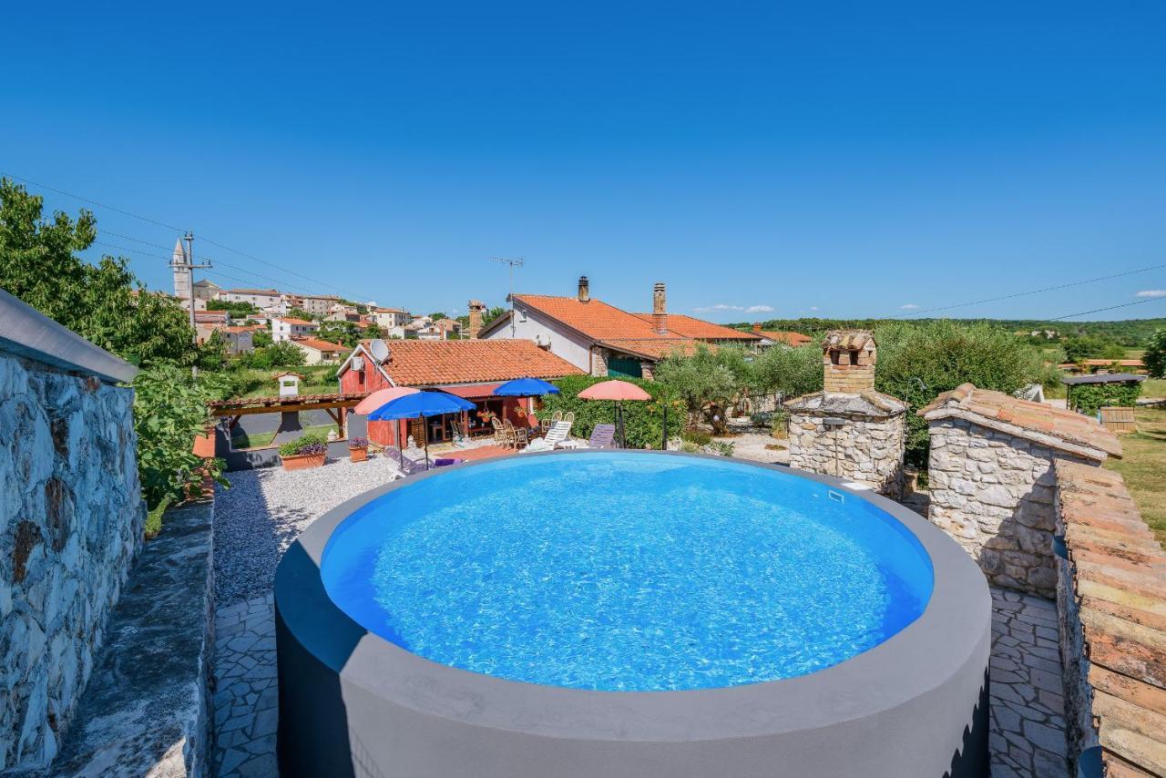 Apartment With Pool Višnjan Zewnętrze zdjęcie