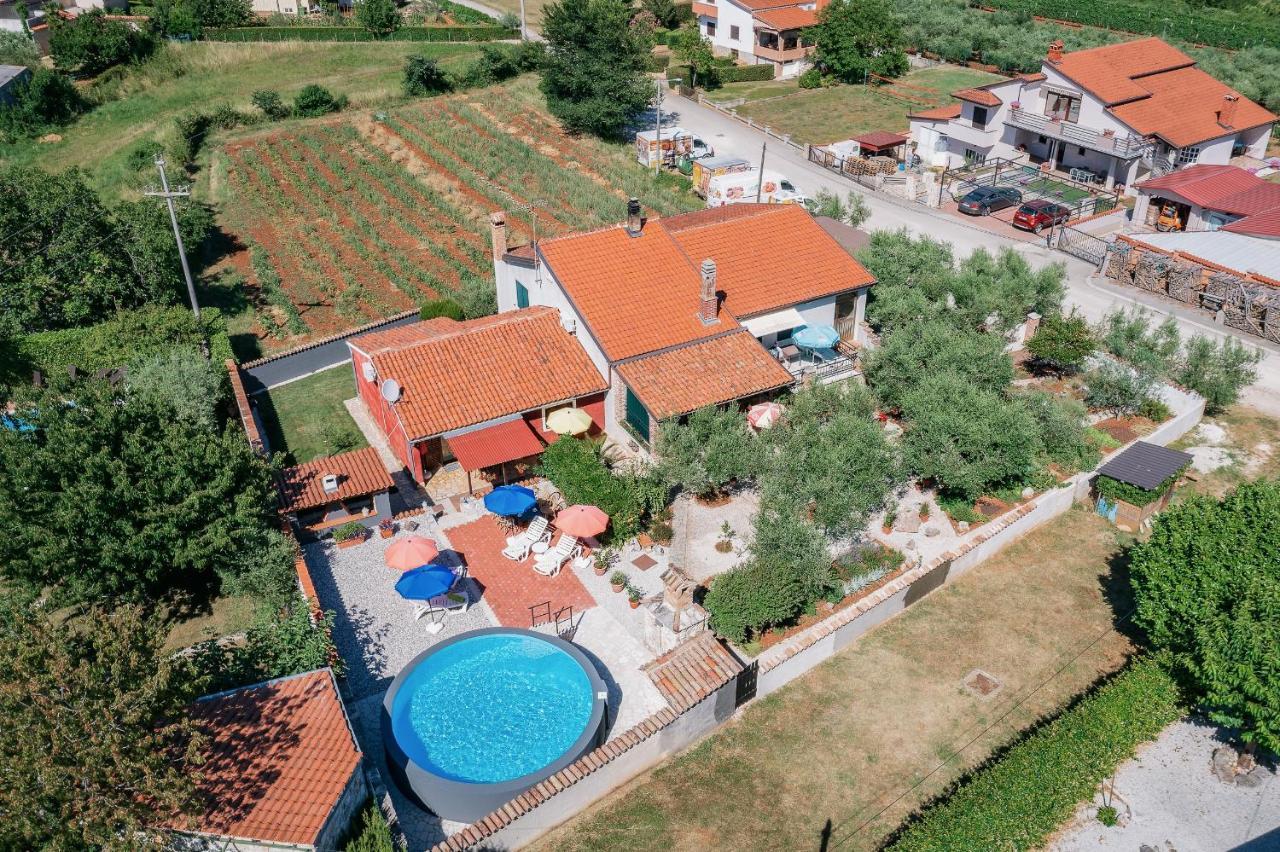 Apartment With Pool Višnjan Zewnętrze zdjęcie
