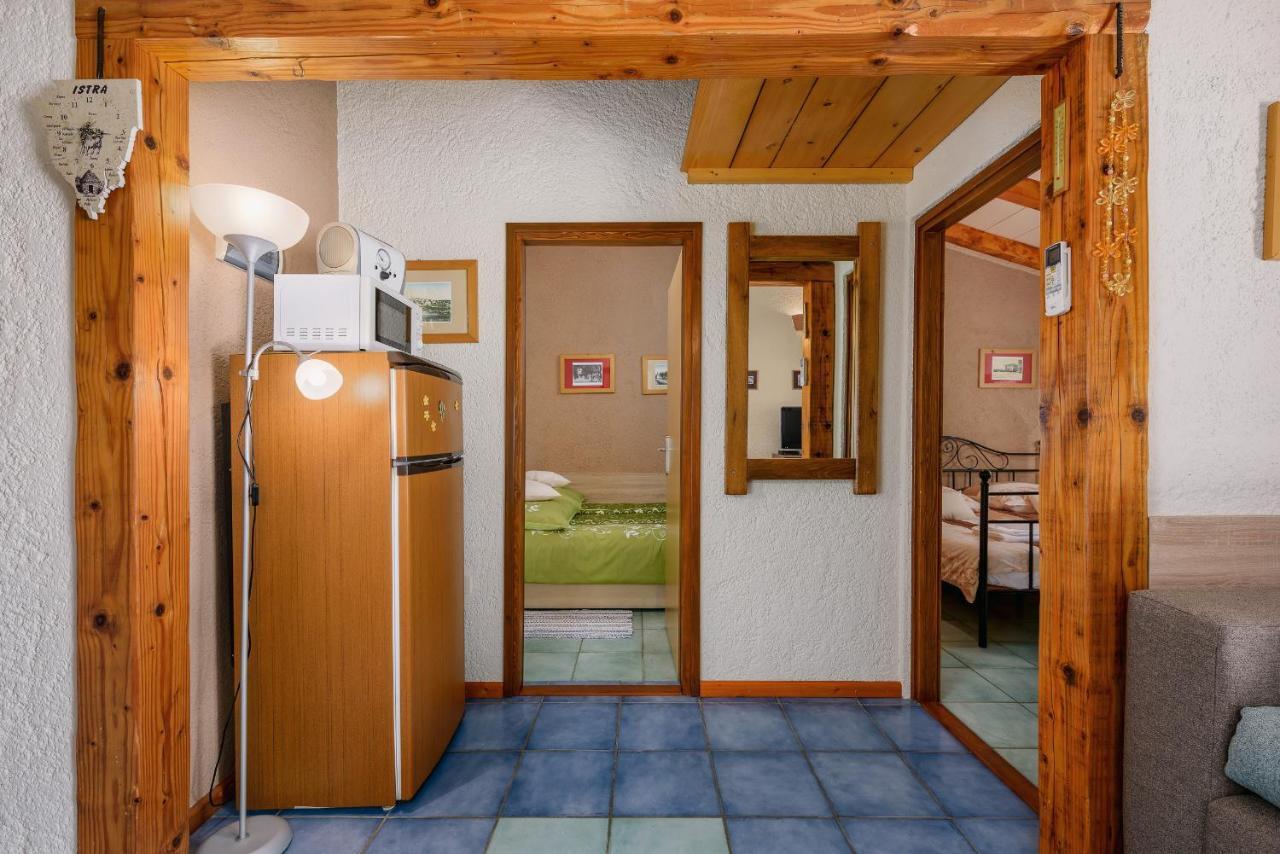 Apartment With Pool Višnjan Zewnętrze zdjęcie