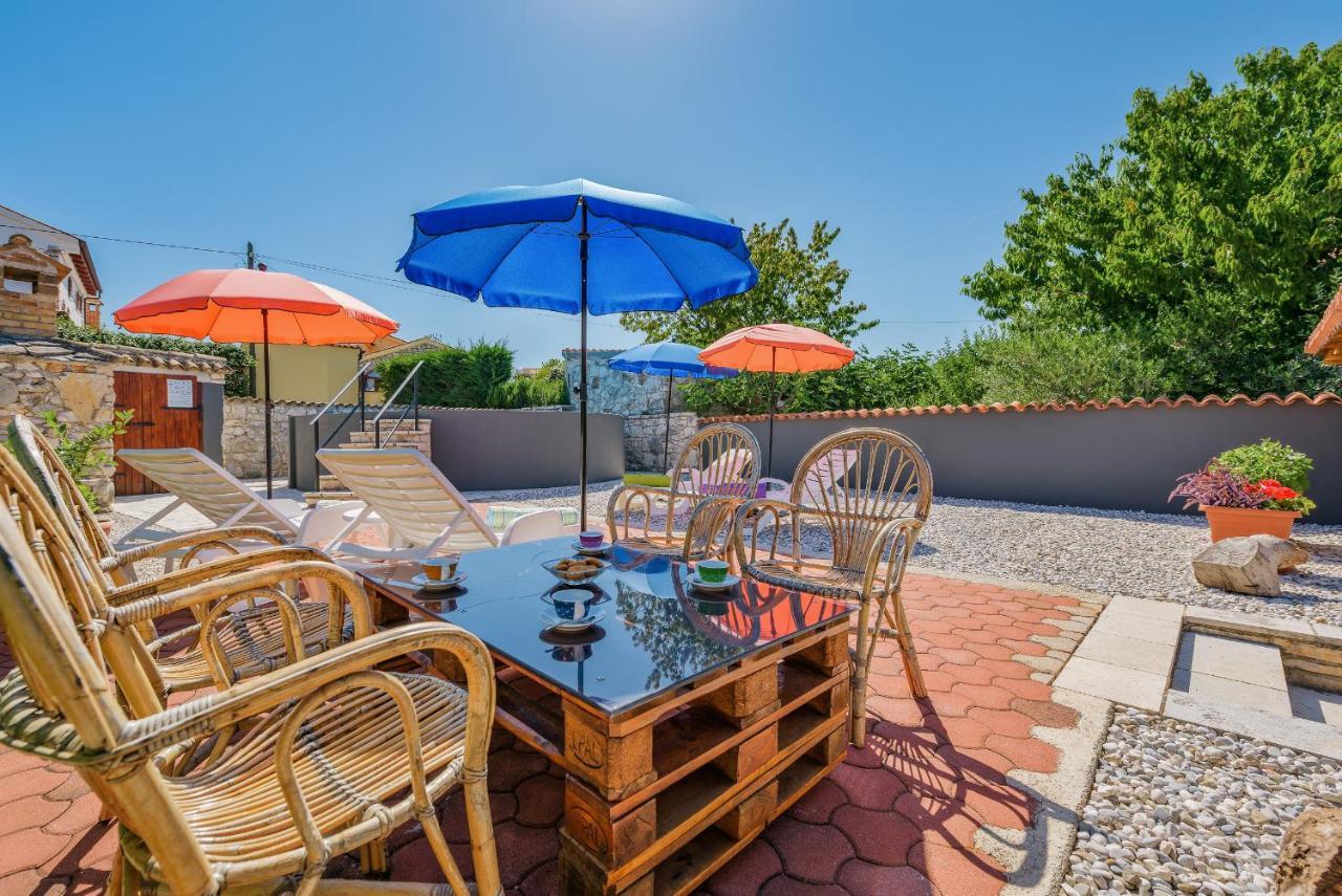 Apartment With Pool Višnjan Zewnętrze zdjęcie