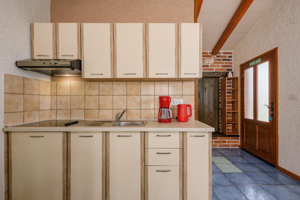 Apartment With Pool Višnjan Zewnętrze zdjęcie