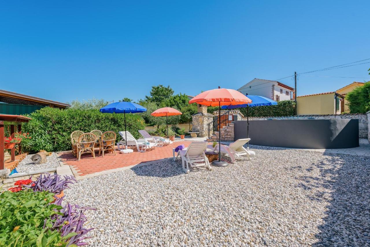 Apartment With Pool Višnjan Zewnętrze zdjęcie