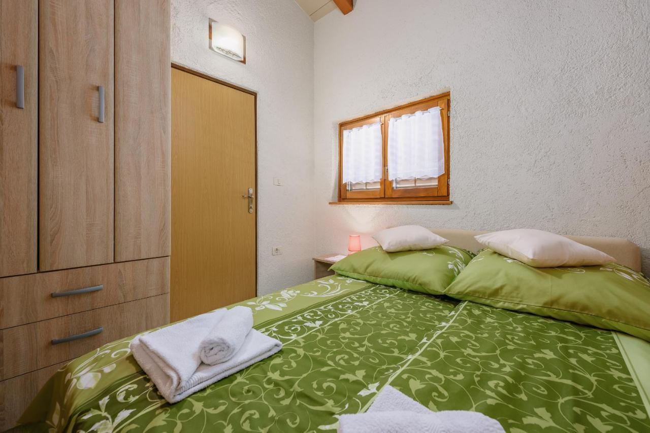 Apartment With Pool Višnjan Zewnętrze zdjęcie