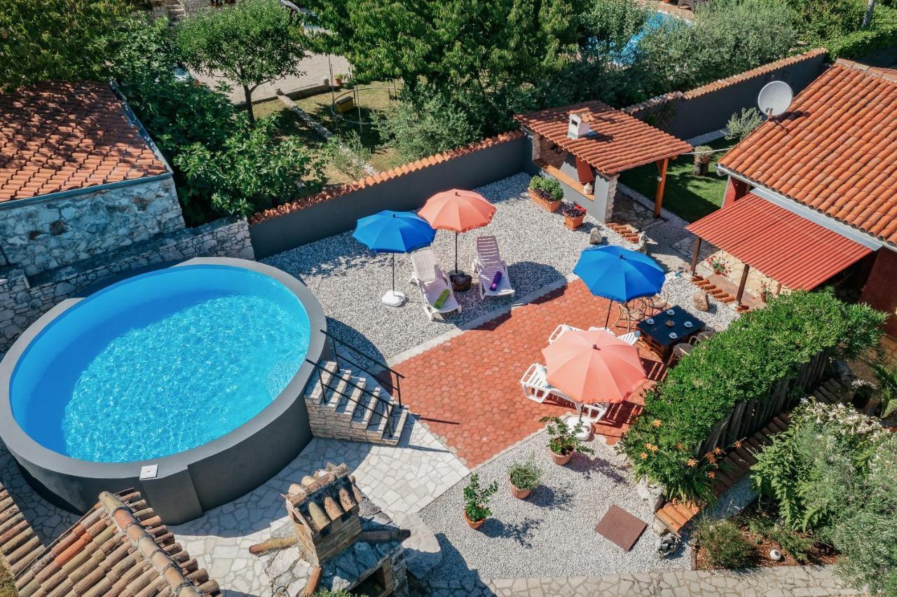 Apartment With Pool Višnjan Zewnętrze zdjęcie