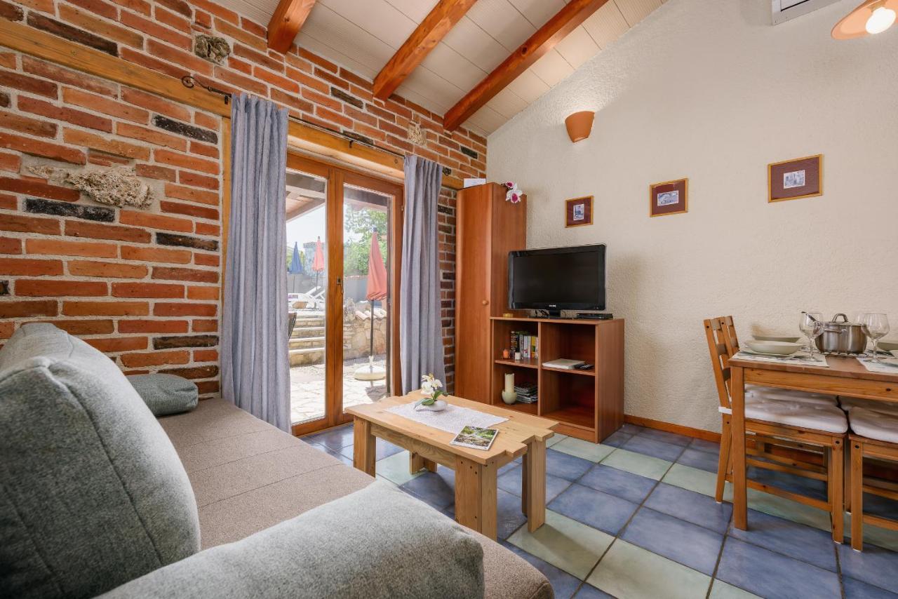 Apartment With Pool Višnjan Zewnętrze zdjęcie