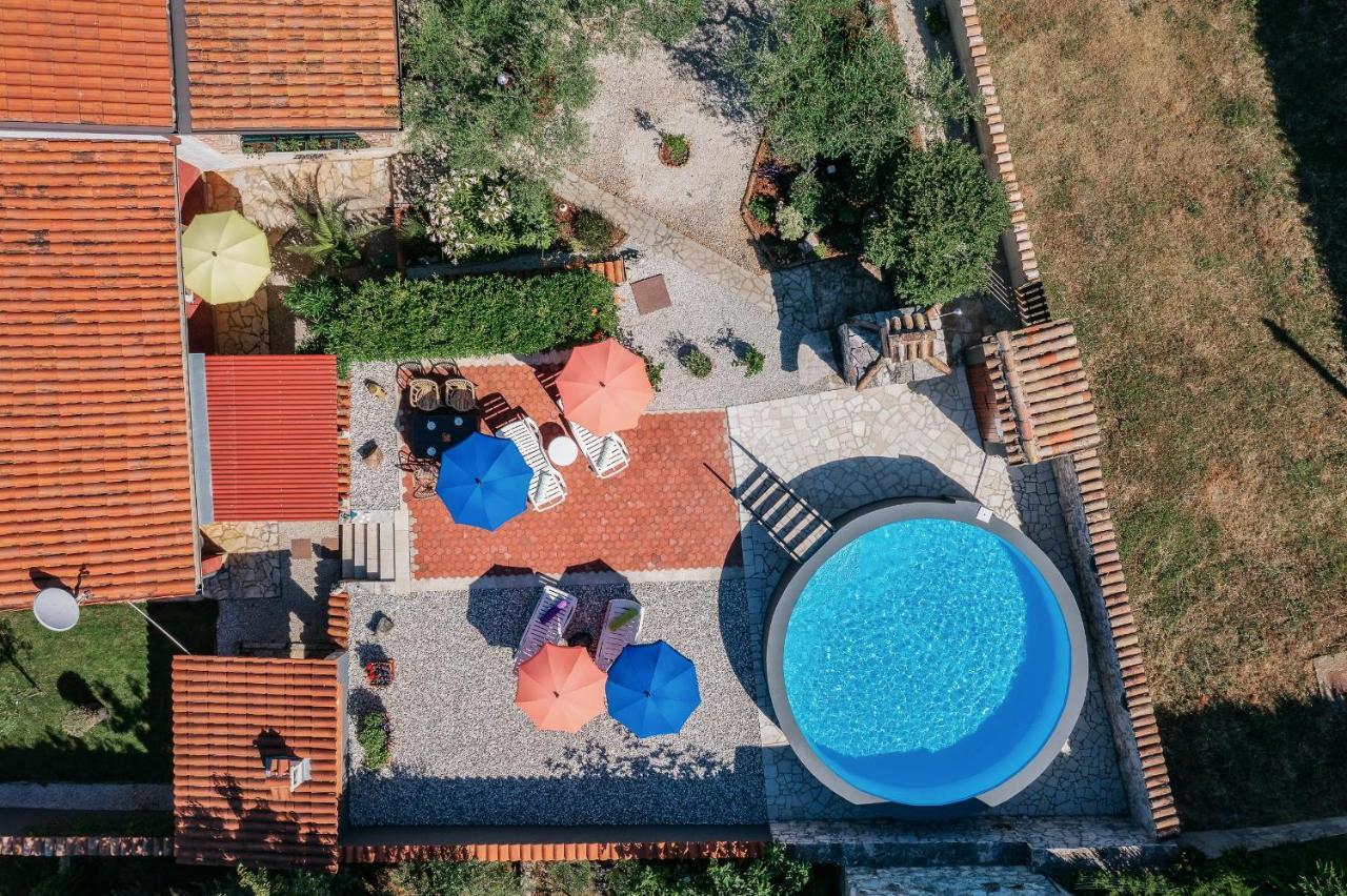 Apartment With Pool Višnjan Zewnętrze zdjęcie