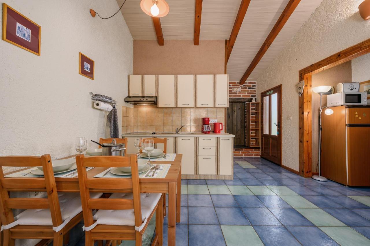 Apartment With Pool Višnjan Zewnętrze zdjęcie