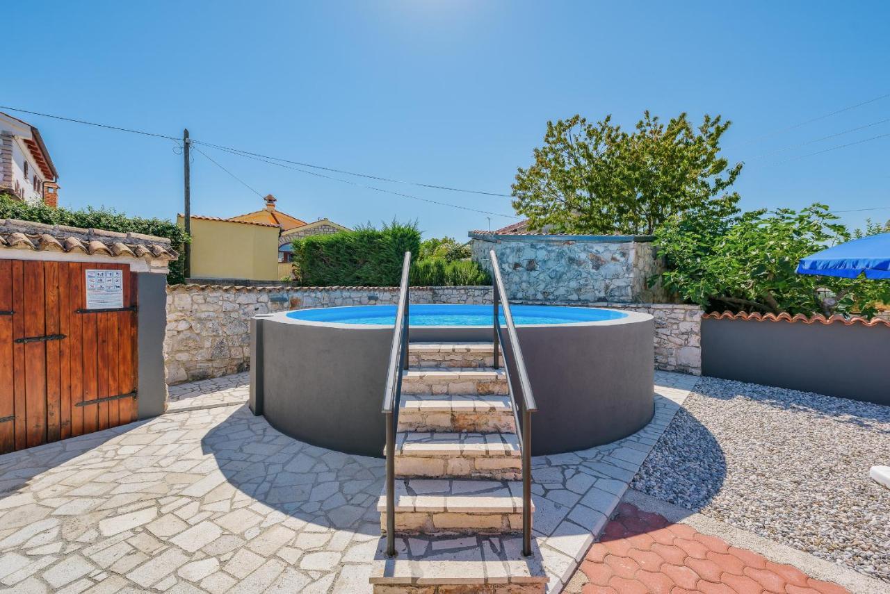 Apartment With Pool Višnjan Zewnętrze zdjęcie